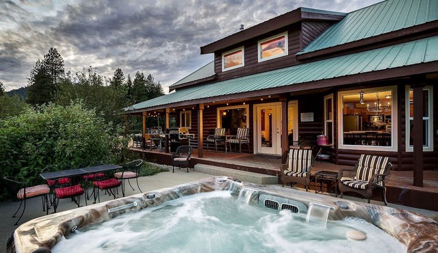 Exceptional Pet-Friendly Cabin with Panoramic Mountain Views Ideal for Star-Gazing from the Outdoor Hot-Tub by Lake Chelan, Washington