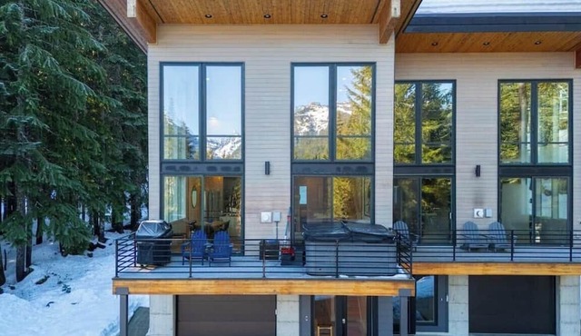 Bigfoot's Basecamp - 4BR Snoqualmie Pass Retreat, Hot Tub, Pets Welcome