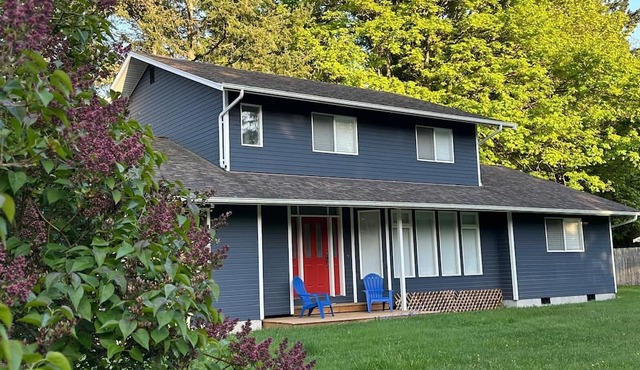 Beautiful Spacious Bright 3 Bedroom home 10 Min. walk to Lily Point Marine Park