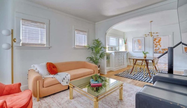 Warhol Suite ~ Art Deco Apartment ~ 92 WalkScore