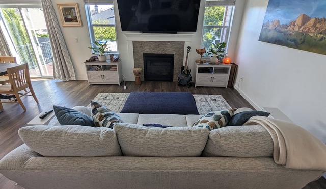 Cozy 3BR/2.5BA Medford Home w/Fireplace & Fast WIFI